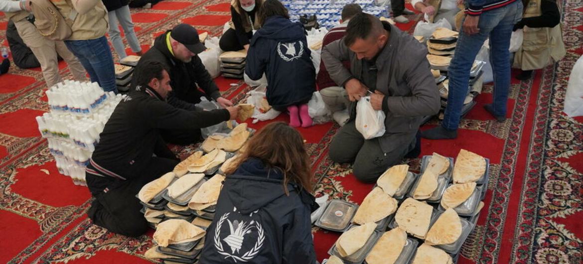 تحضير وتوزيع وجبات ساخنة في مسجد باللاذقية