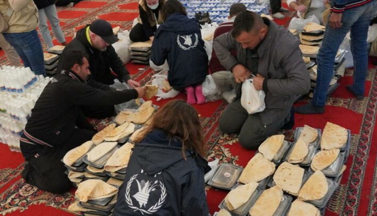 تحضير وتوزيع وجبات ساخنة في مسجد باللاذقية